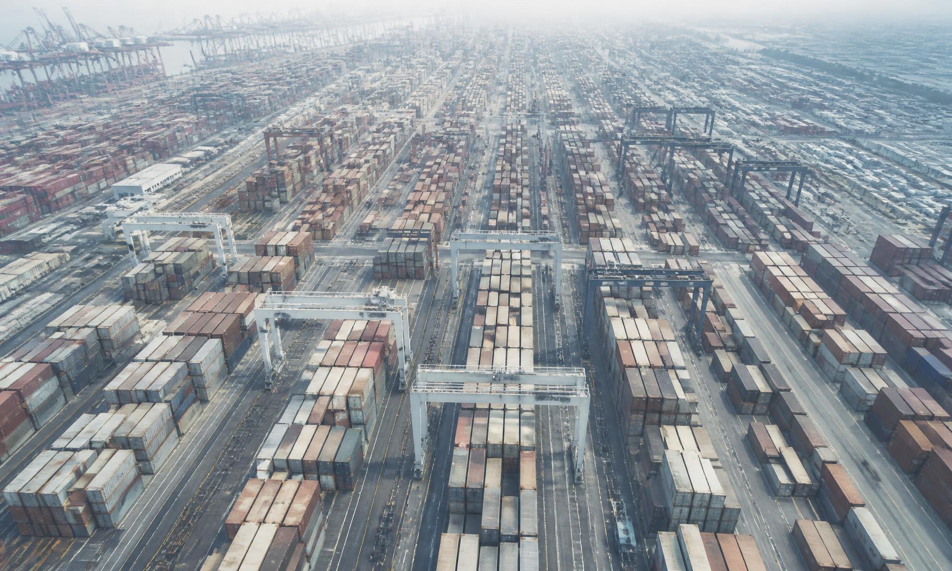 Luchtfoto van een haven bij daglicht — het datalandschap dat Datahub ordent