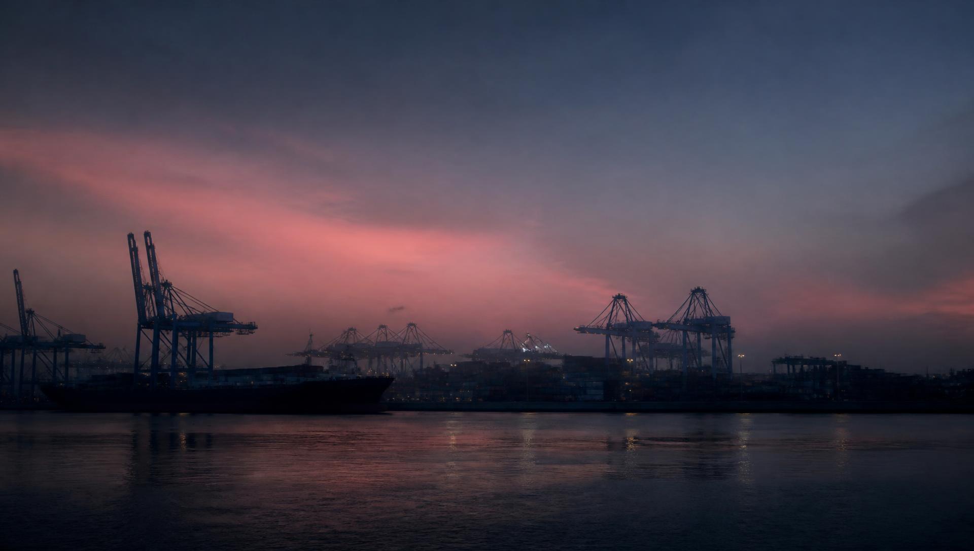 Luchtfoto van een haven bij daglicht — het datalandschap dat Datahub ordent